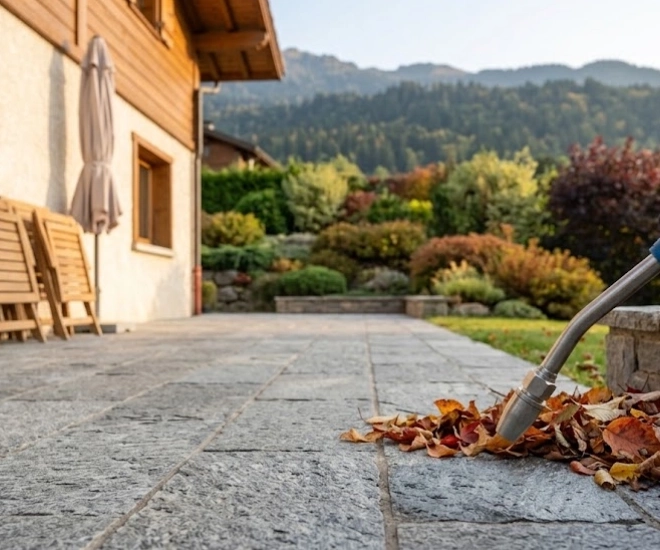 Terrasse nettoyée et protégée avant l’hiver en Isère, feuilles mortes écartées